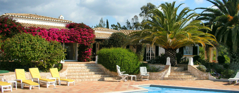 Large Portuguese villa with swimming pool